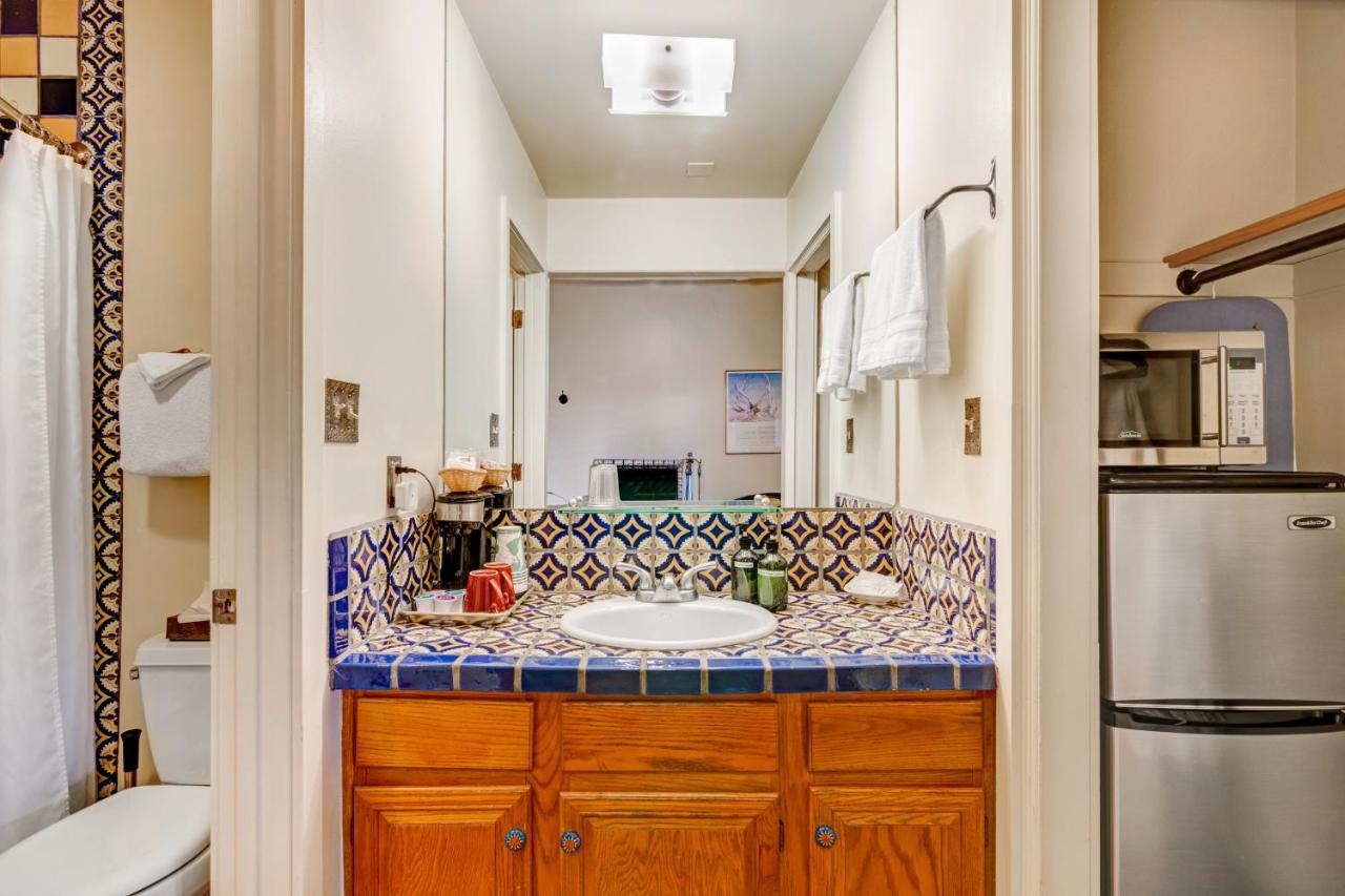 Queen Room with Patio - Pet-Friendly at Santa Fe Motel & Inn