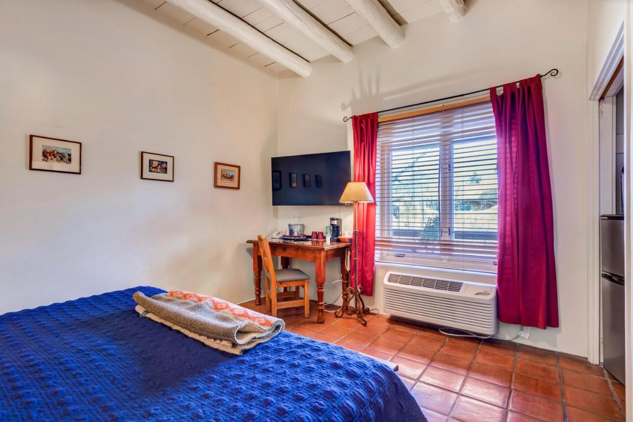 King Room with Patio - Pet-Friendly at Santa Fe Motel & Inn