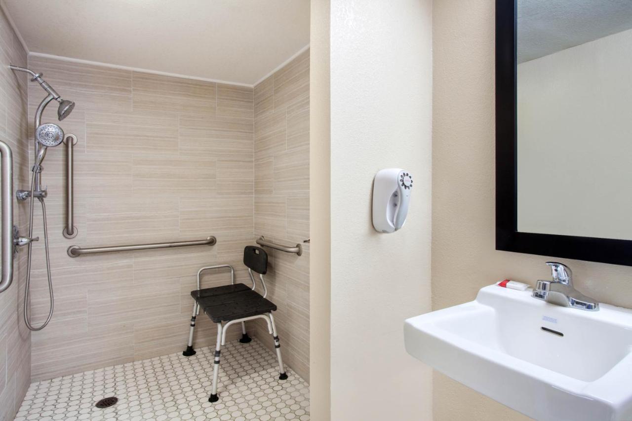 King Room with Roll-In Shower - Mobility/Hearing Accessible - Non-Smoking at Baymont by Wyndham Lake City I-75