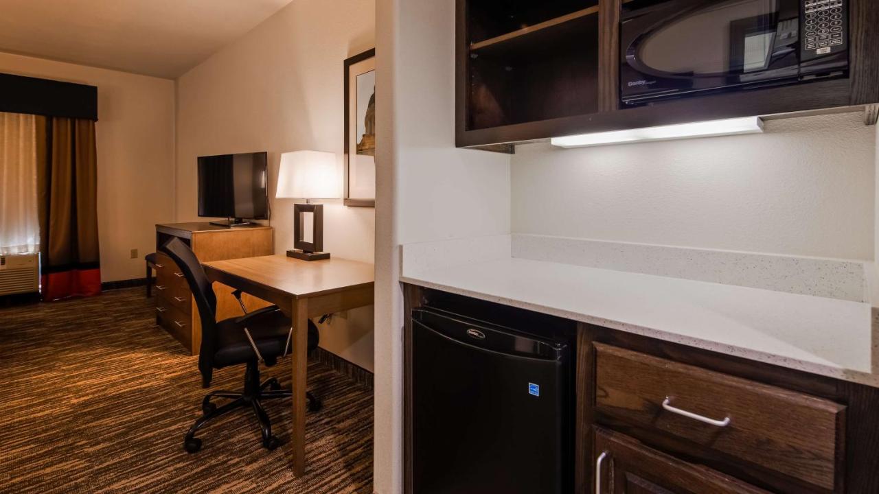 King Suite at Best Western Plus Ardmore Inn & Suites