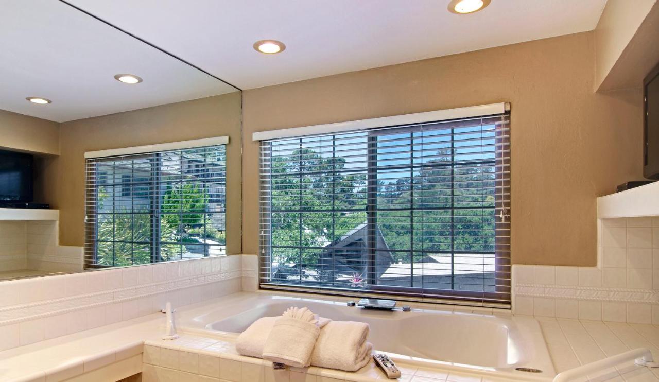 King Suite with Spa Bath - Pet Friendly at Svendsgaard's Inn