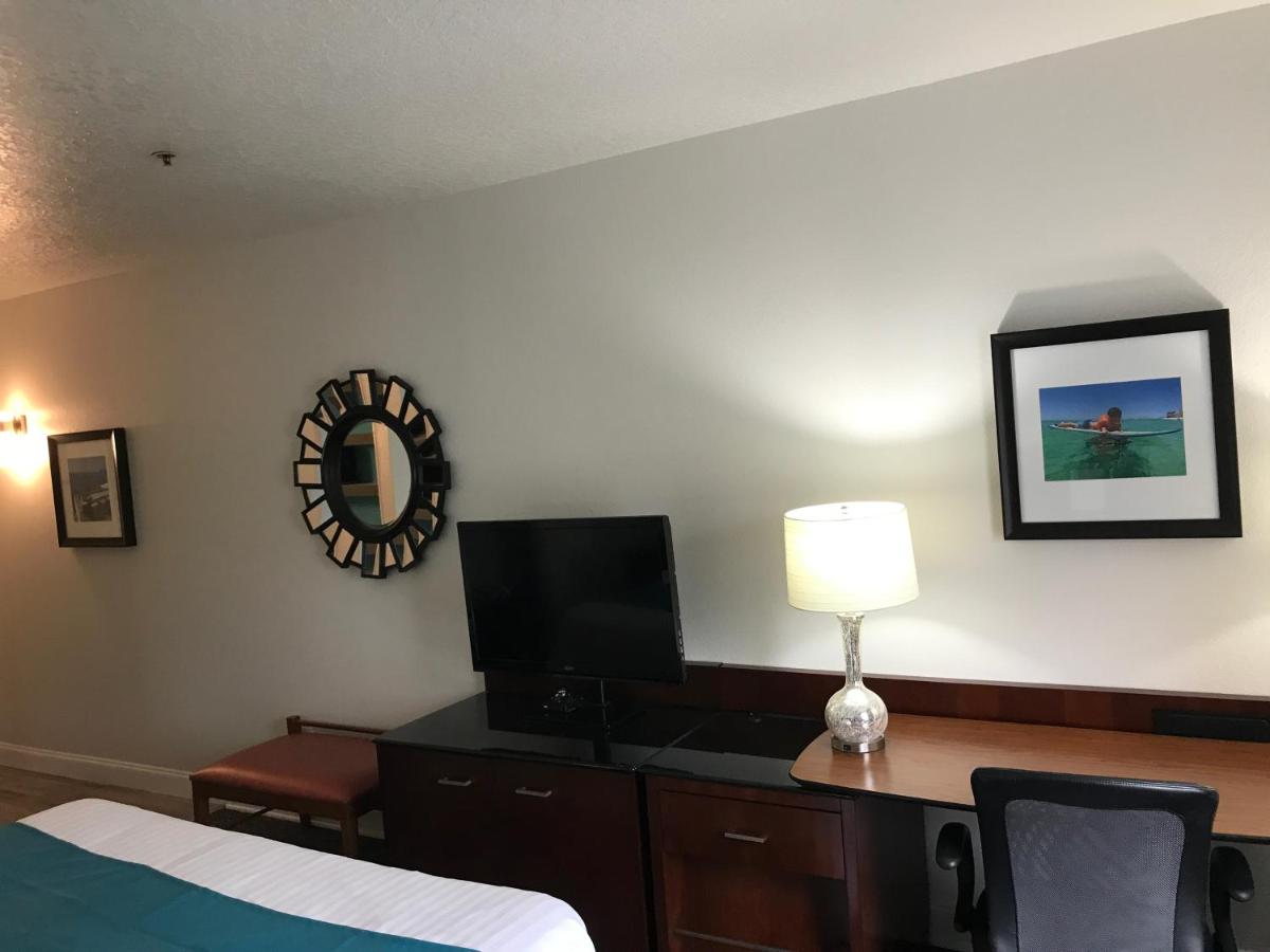 Deluxe King Room - Ground Floor at Hotel Pensacola
