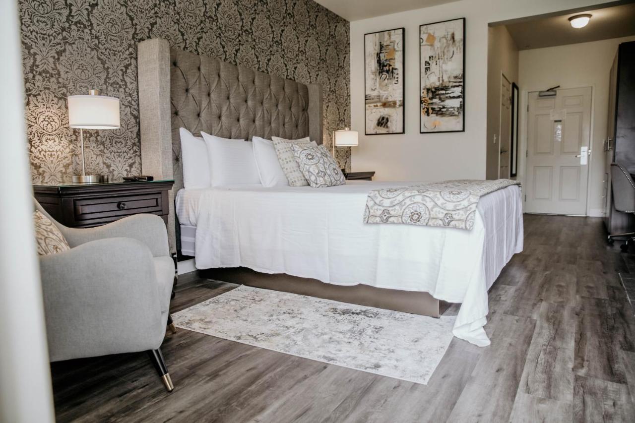 Deluxe Queen Room at Geyserville Inn