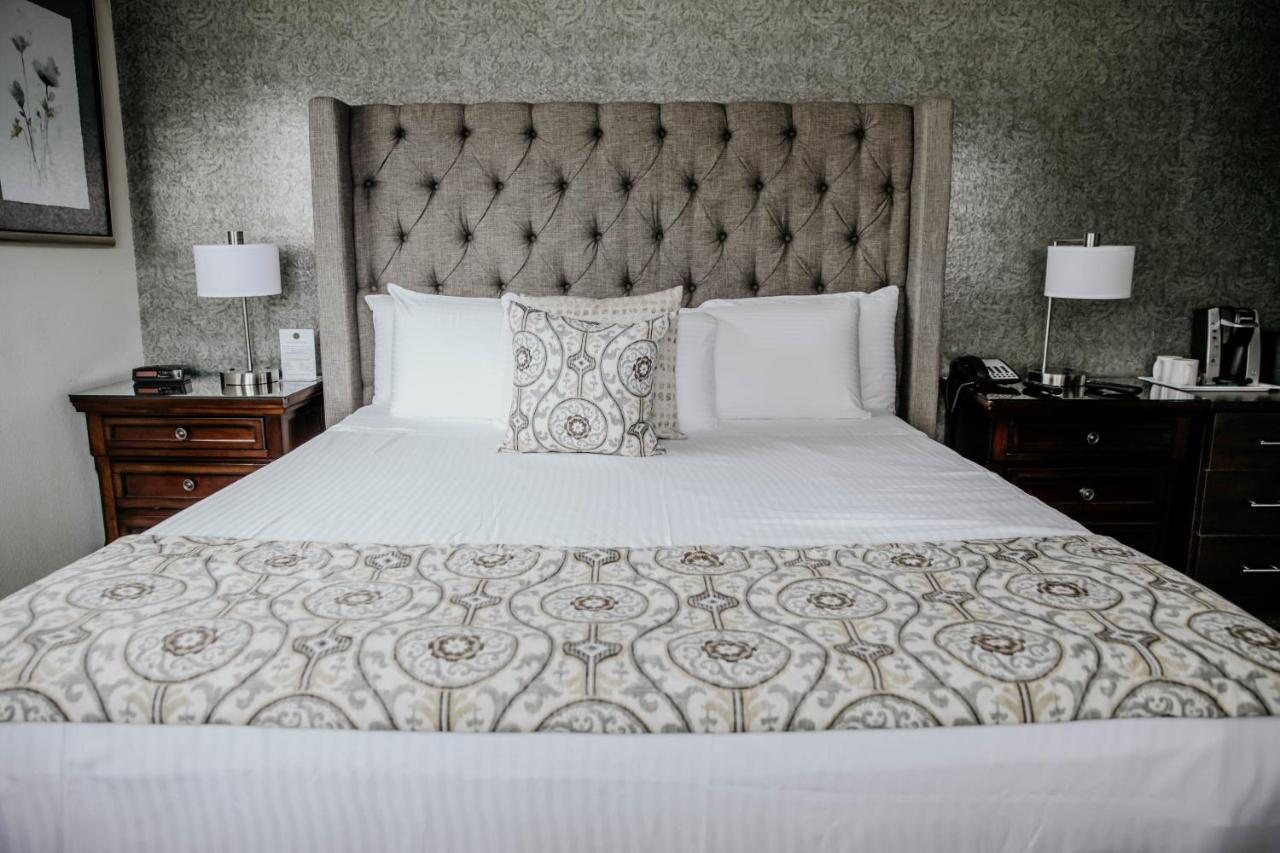 Deluxe King Room at Geyserville Inn