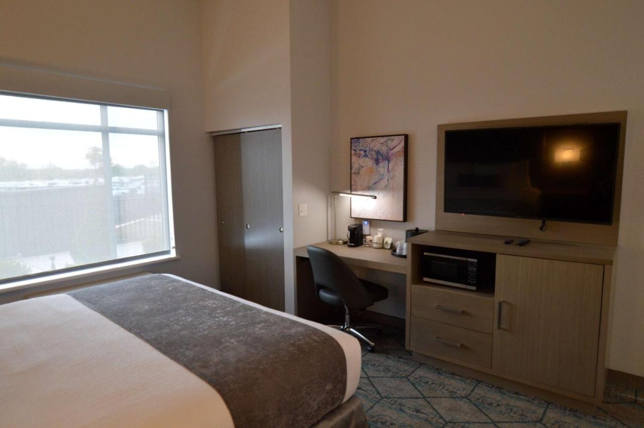 King Room with Walk-in Shower - Disability Access at Best Western Plus Executive Residency Oklahoma City I-35
