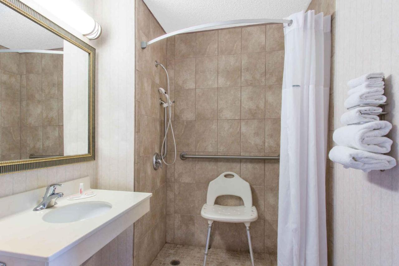 Queen Room - Mobility Access/Non-Smoking at Days Inn by Wyndham Princeton