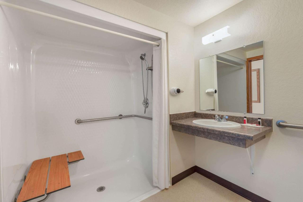 Queen Room - Disability Access/Non-Smoking at Super 8 by Wyndham Hill City/Mt Rushmore/ Area