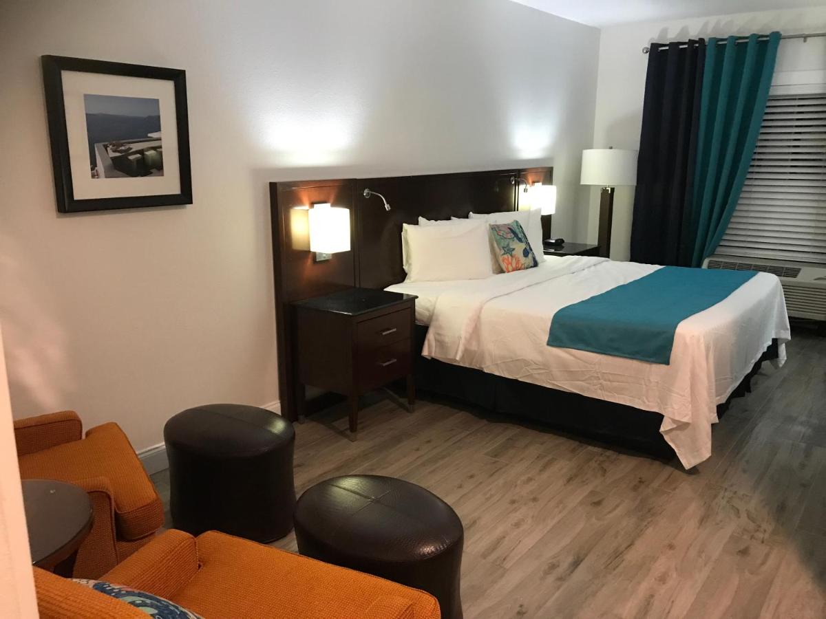 Deluxe King Room - Main Level at Hotel Pensacola