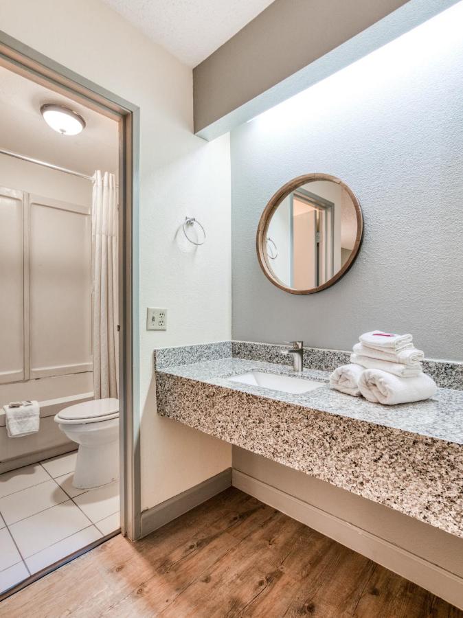 | Dallas Love Field Inn