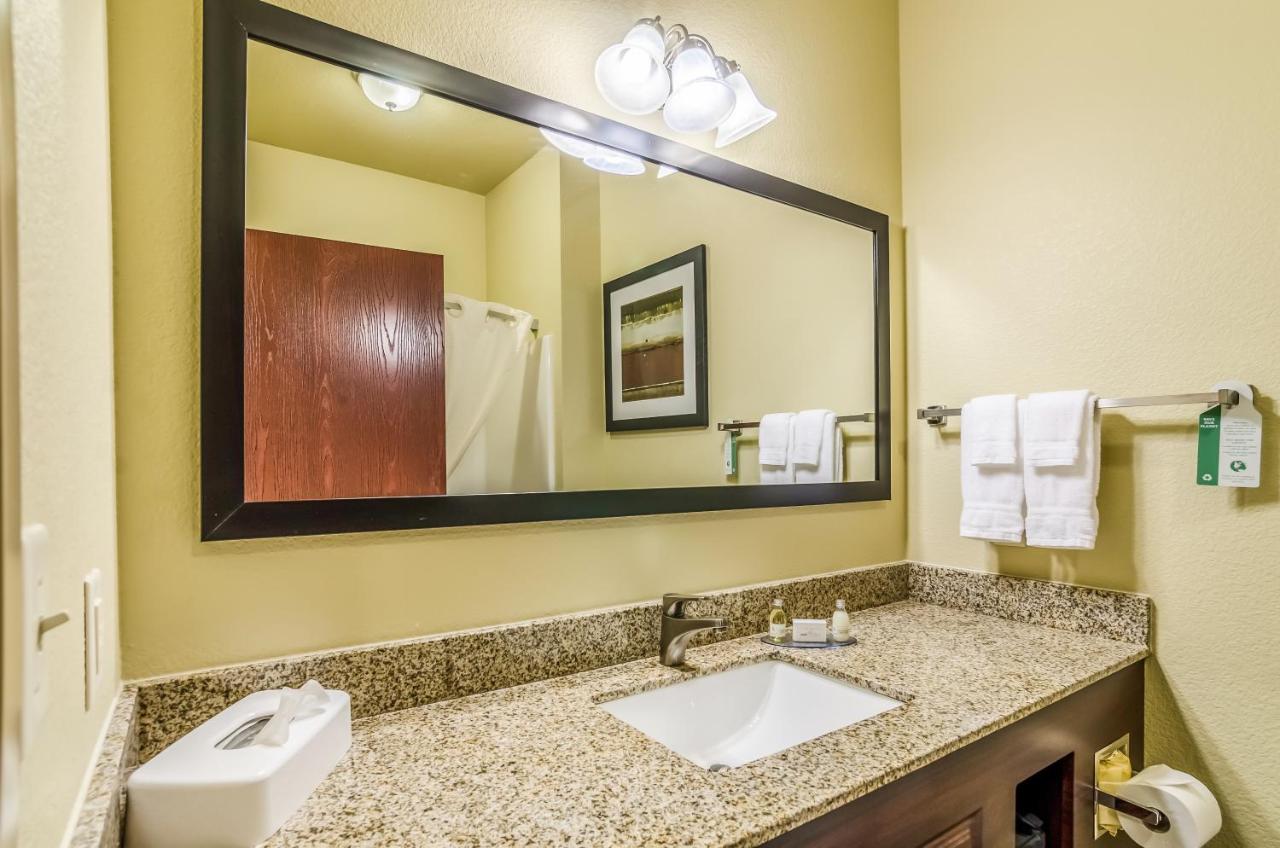 Family Room - Disability Access at Cobblestone Hotel & Suites - McCook