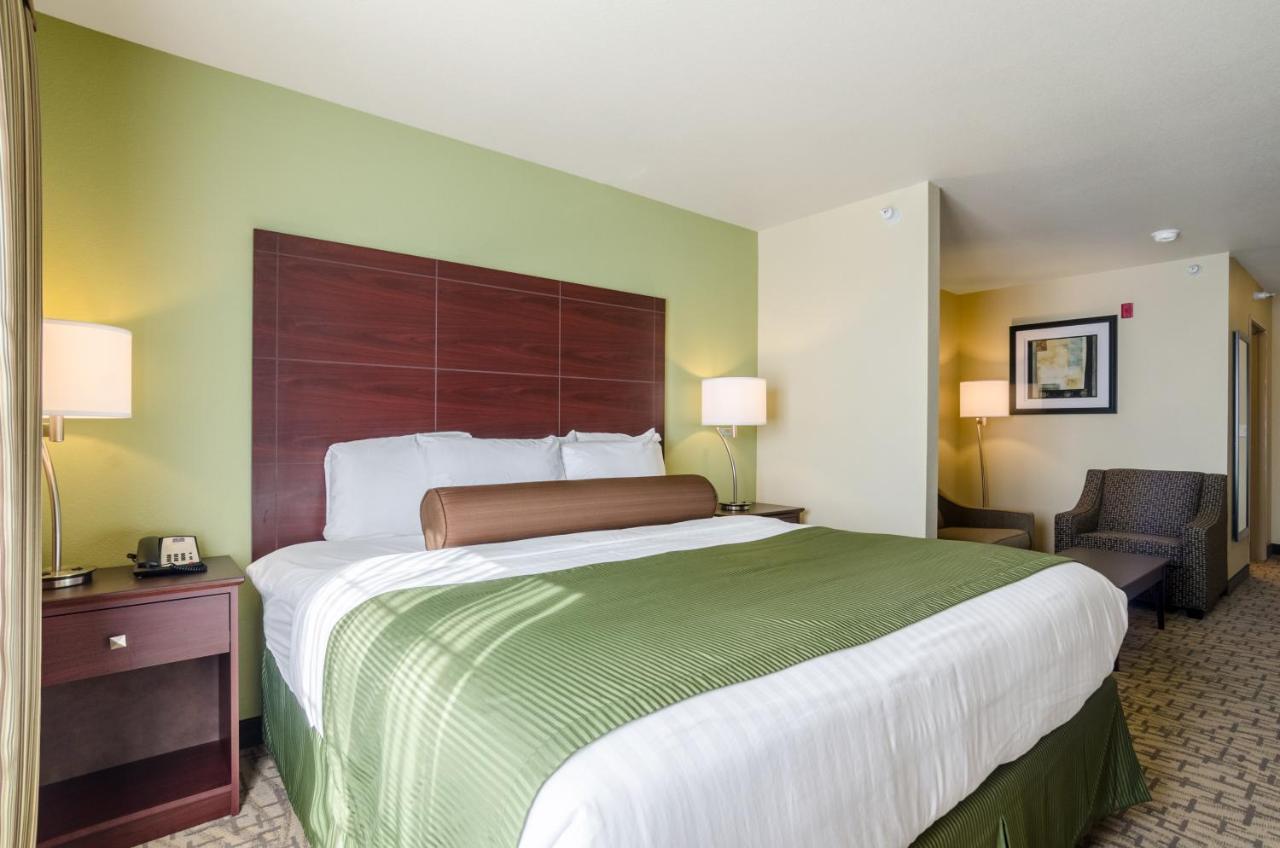Deluxe Room at Cobblestone Hotel & Suites - McCook