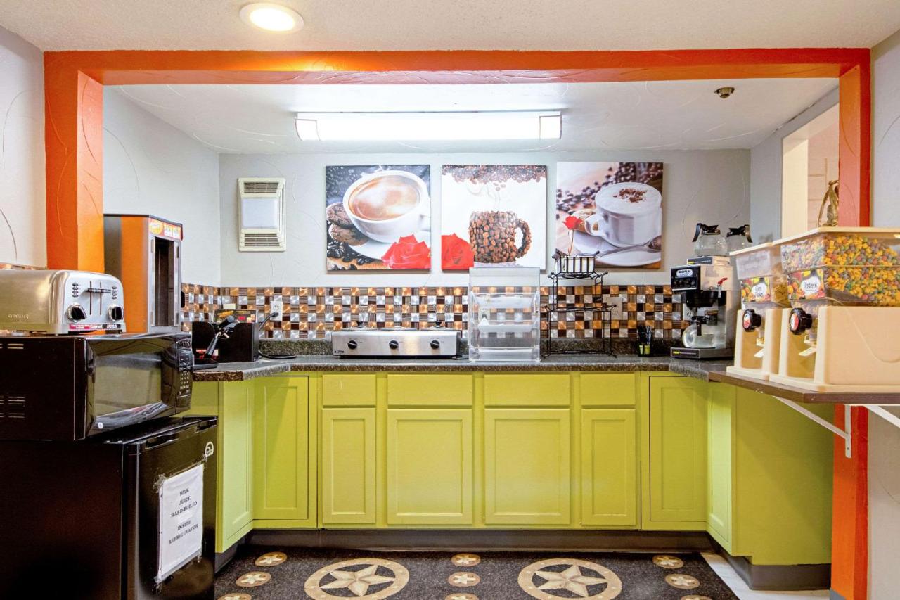 | Economy Inn & Suites