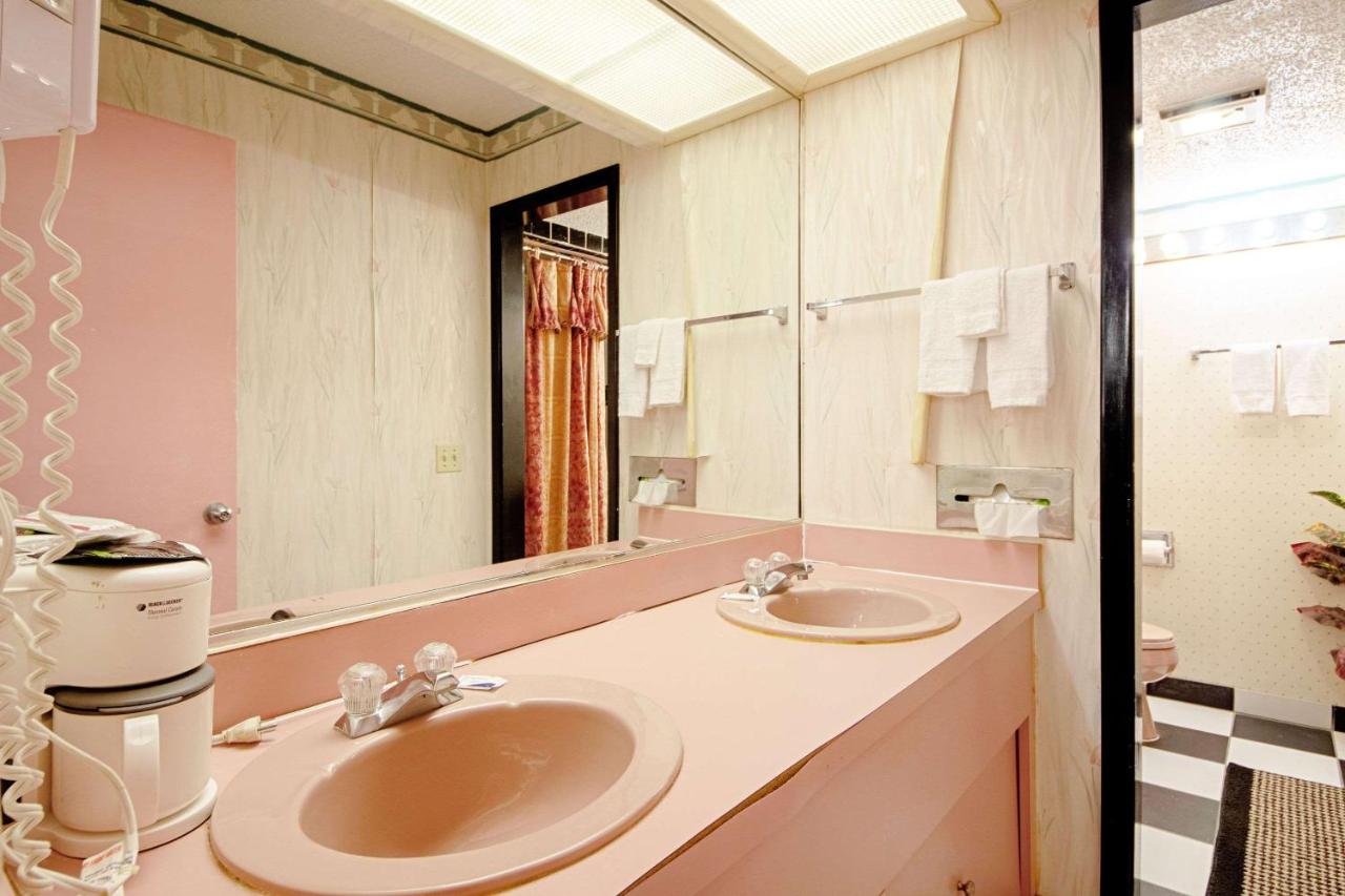 | Economy Inn & Suites
