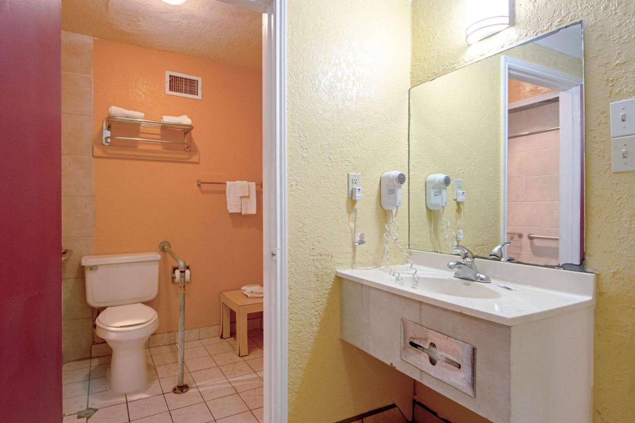 | Economy Inn & Suites