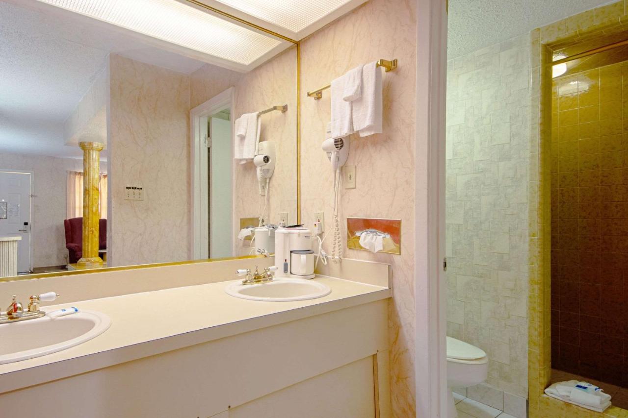 | Economy Inn & Suites