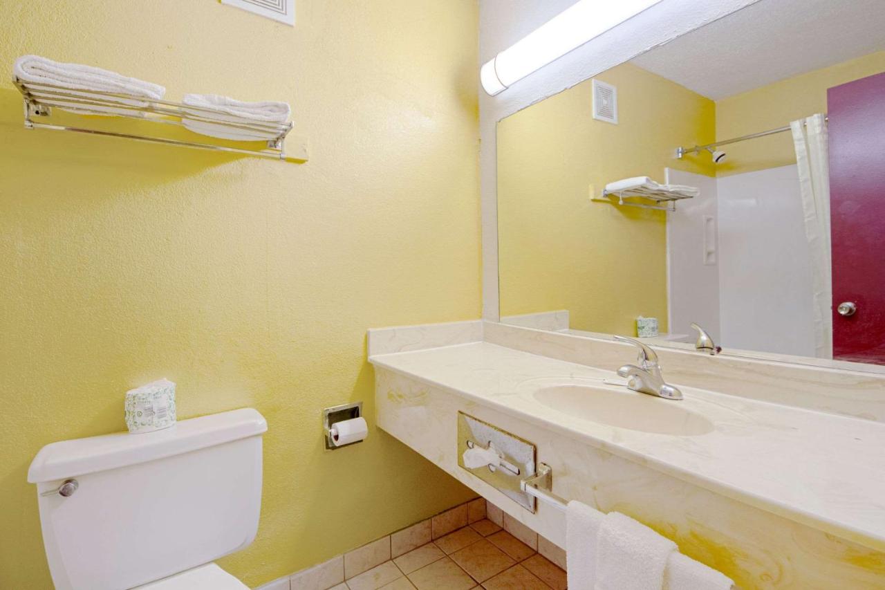 | Economy Inn & Suites