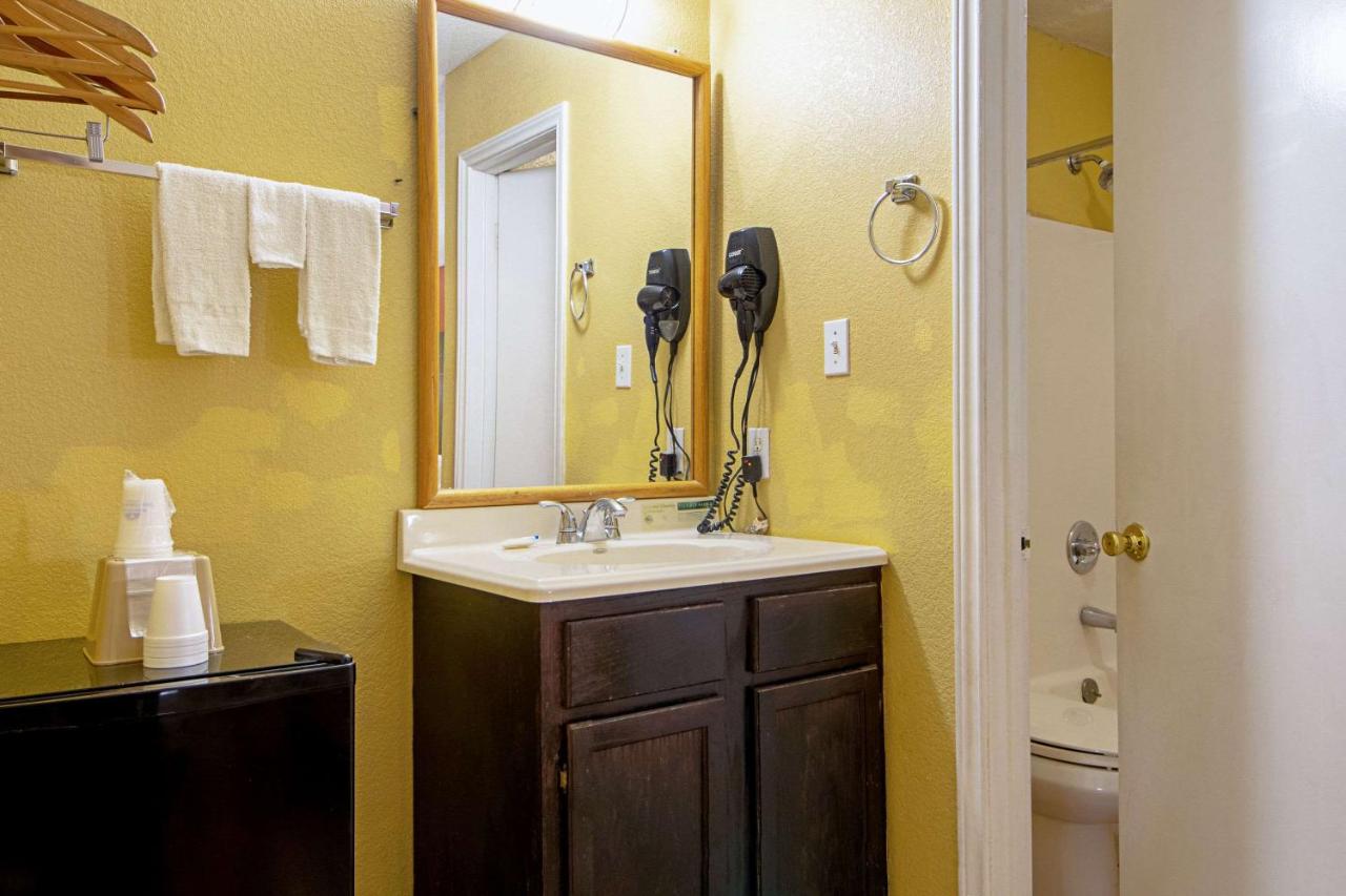 | Economy Inn & Suites