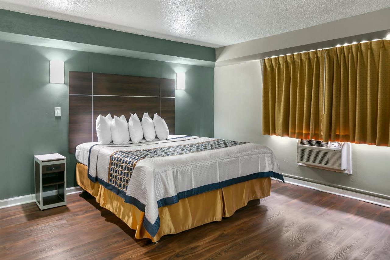 King Suite with Spa Bath - Smoking at Rodeway Inn Bristol near Sesame Place