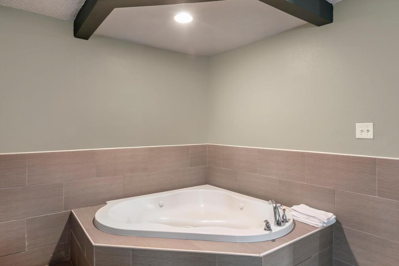 King Suite with Spa Bath - Smoking at Rodeway Inn Bristol near Sesame Place