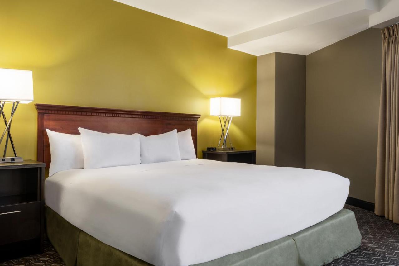 Junior King Suite at Wyndham Springfield City Centre
