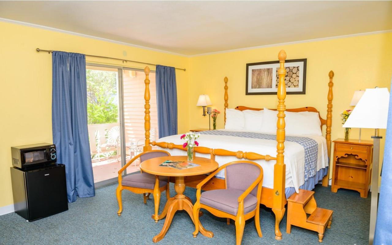 Standard King Room at Land O Nod Inn