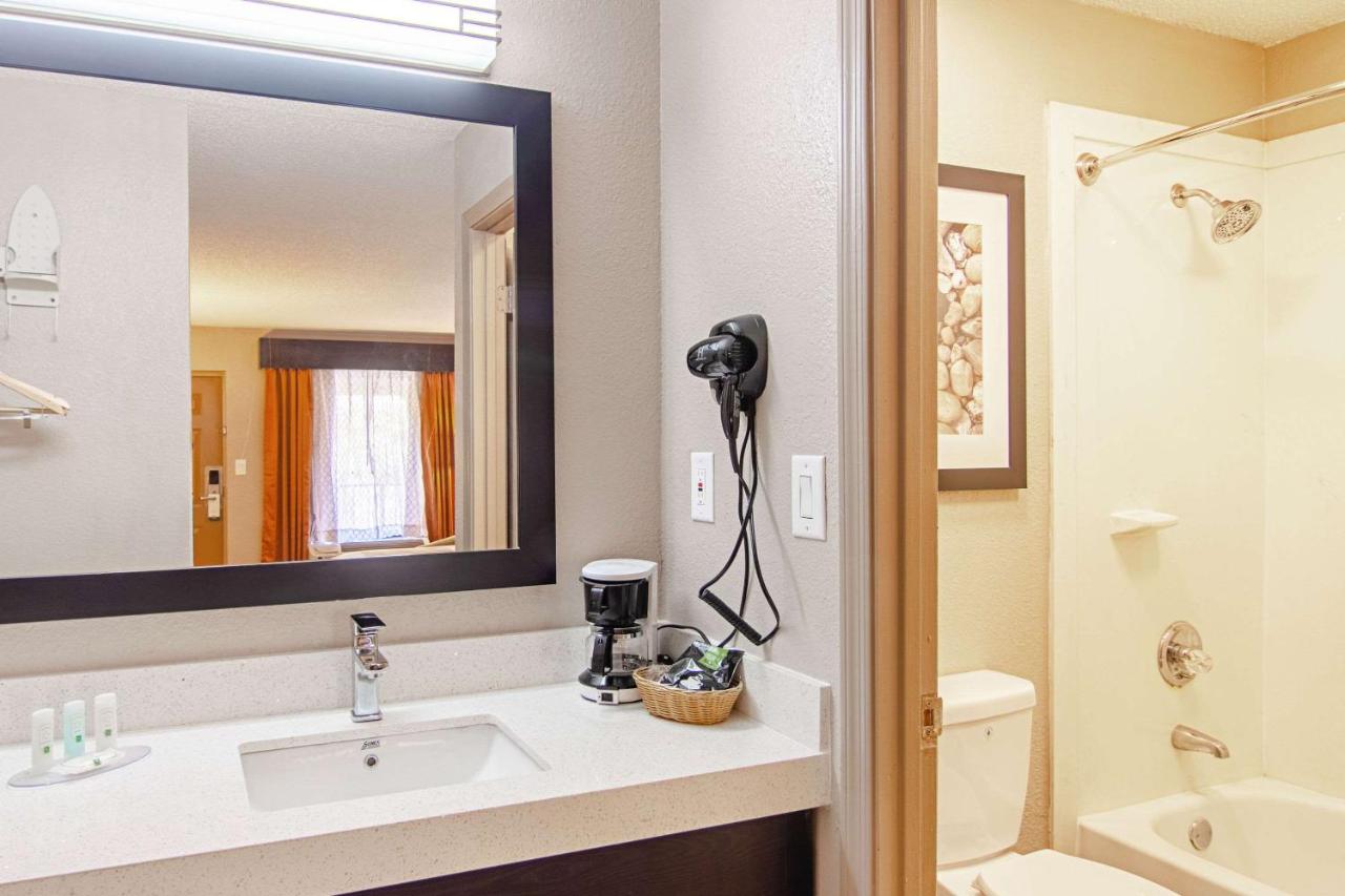 King Room - Non-Smoking at Quality Inn VIlla Rica