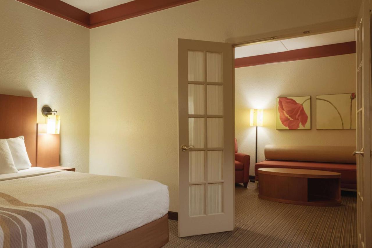 One-Bedroom King Suite - Non-Smoking at La Quinta by Wyndham Atlanta Ballpark/Galleria