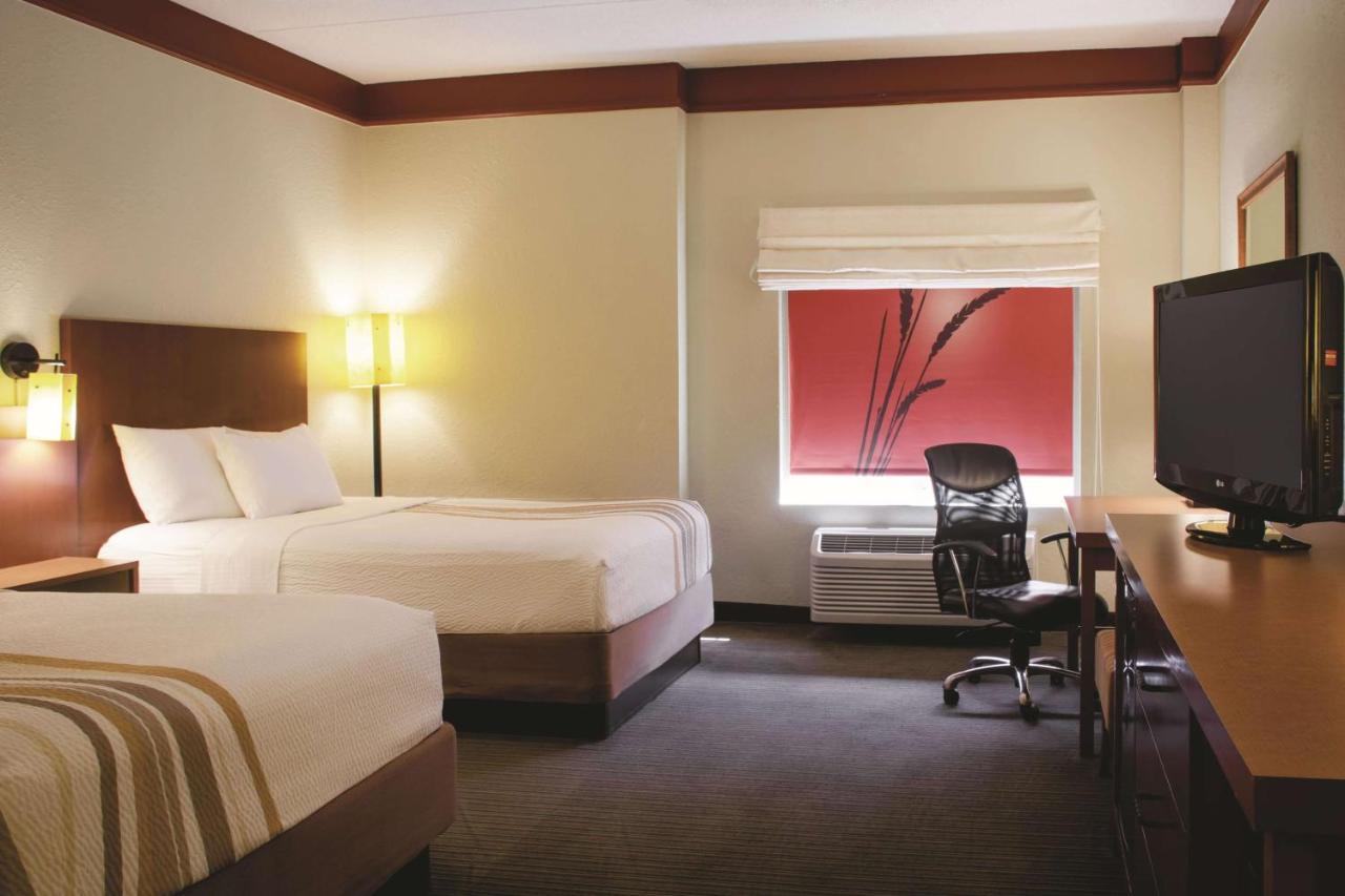 Double Room with Two Double Beds and Bath Tub - Mobility/Hearing Accessible - Non-Smoking at La Quinta by Wyndham Atlanta Ballpark/Galleria