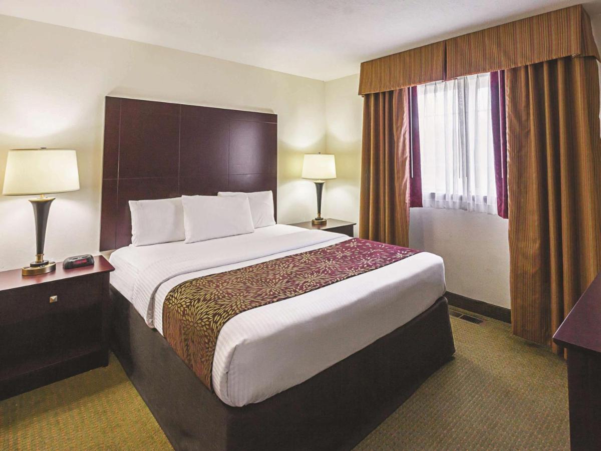 Deluxe Family Apartment - Non-Smoking at La Quinta Inn & Suites by Wyndham Woodburn