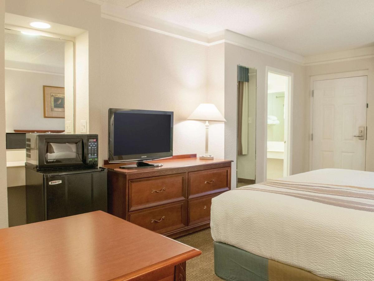 Deluxe King Room - Non-Smoking at La Quinta Inn by Wyndham New Orleans Veterans / Metairie