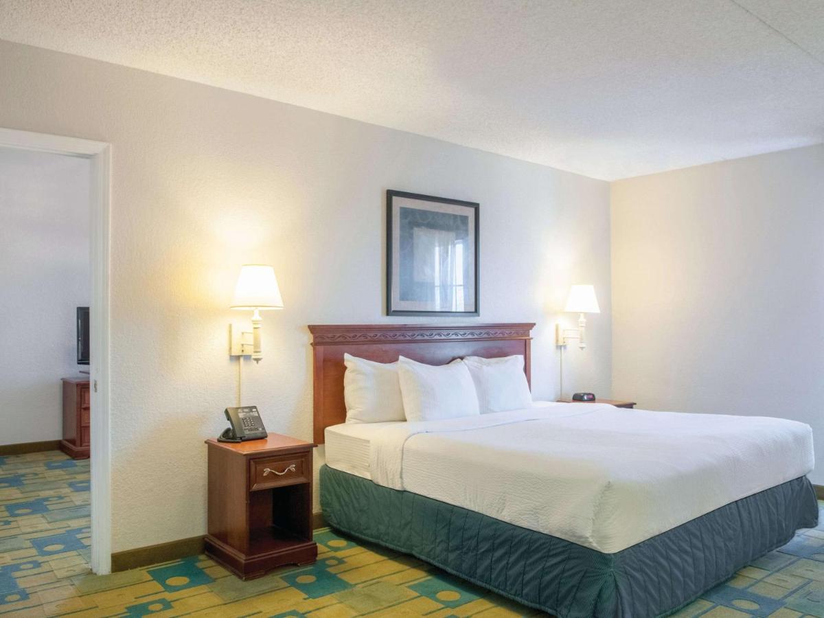 Deluxe King Suite - Non-Smoking at La Quinta Inn by Wyndham New Orleans Veterans / Metairie