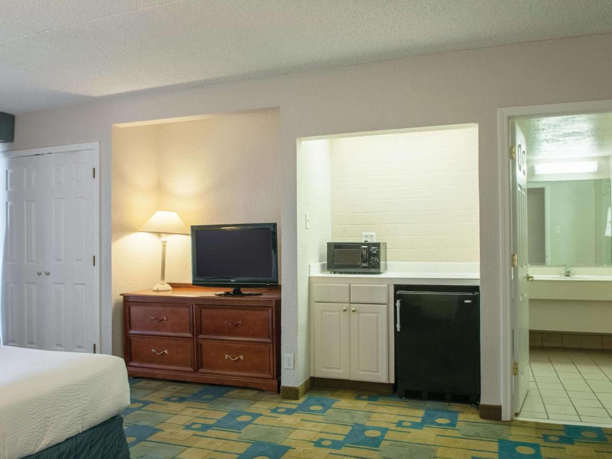 Deluxe King Suite - Non-Smoking at La Quinta Inn by Wyndham New Orleans Veterans / Metairie