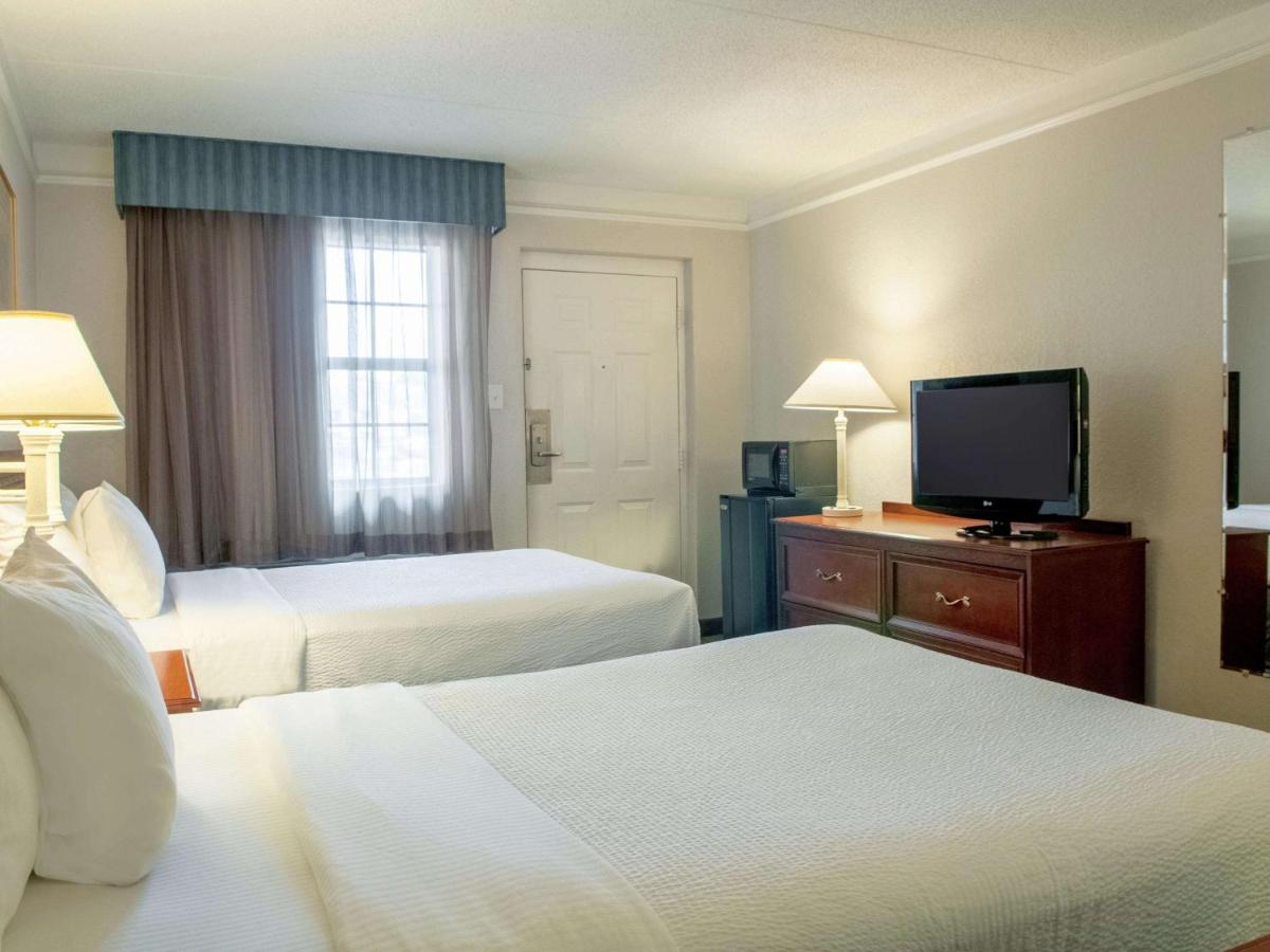 Deluxe Double Room with Two Double Beds - Non-Smoking at La Quinta Inn by Wyndham New Orleans Veterans / Metairie