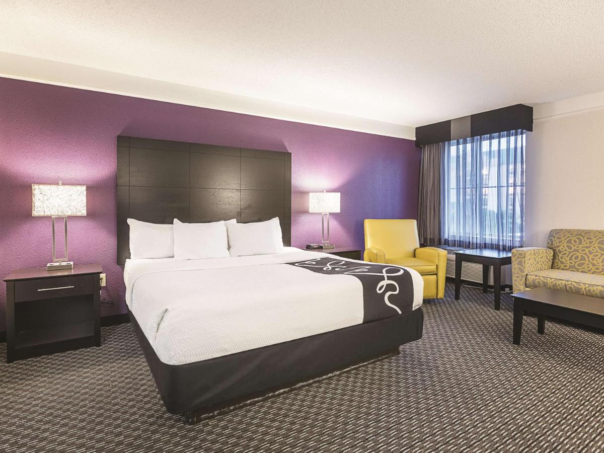 Deluxe Executive King Room - Non-Smoking at La Quinta Inn by Wyndham Fresno Yosemite