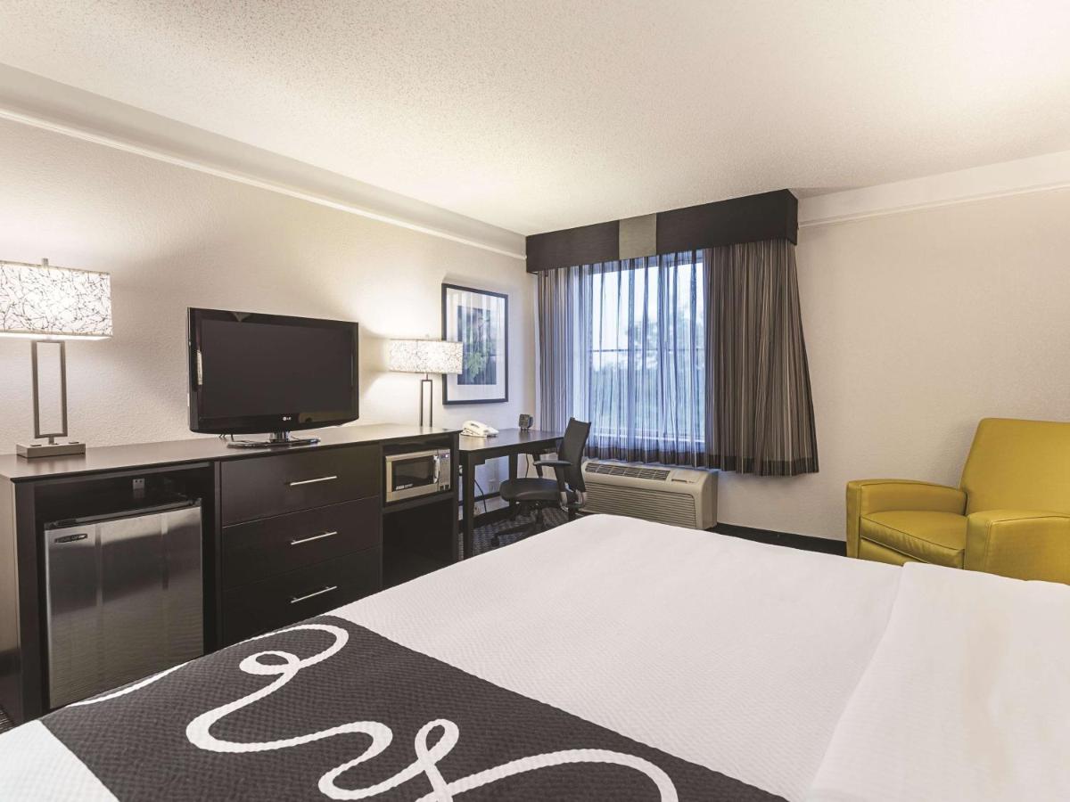 King Room at La Quinta Inn by Wyndham Fresno Yosemite