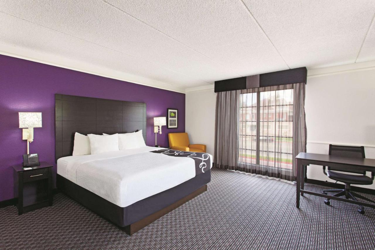 Deluxe Executive King Room - Non-Smoking at La Quinta Inn by Wyndham Fresno Yosemite