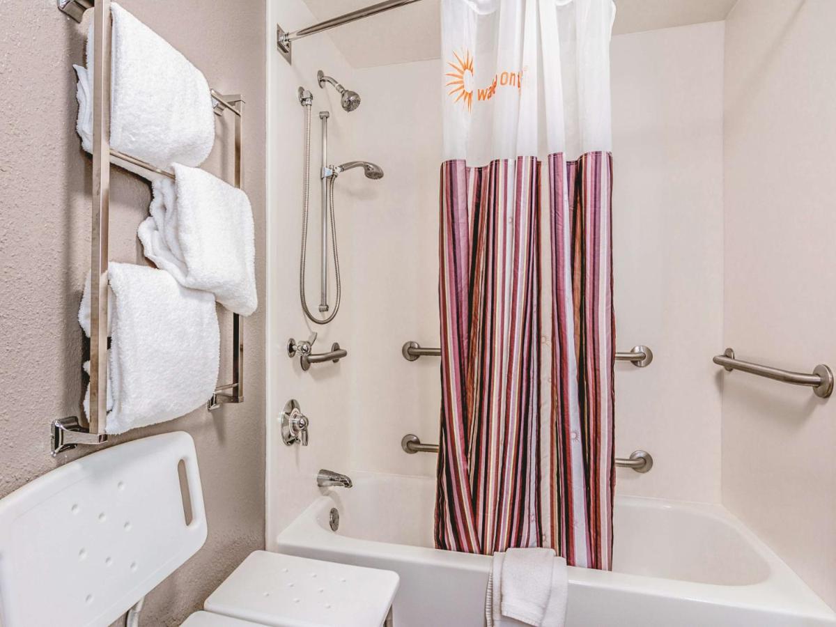 Deluxe King Room with Mobility Access and Bathtub with Grab Bars - Non-Smoking at La Quinta Inn by Wyndham Fresno Yosemite