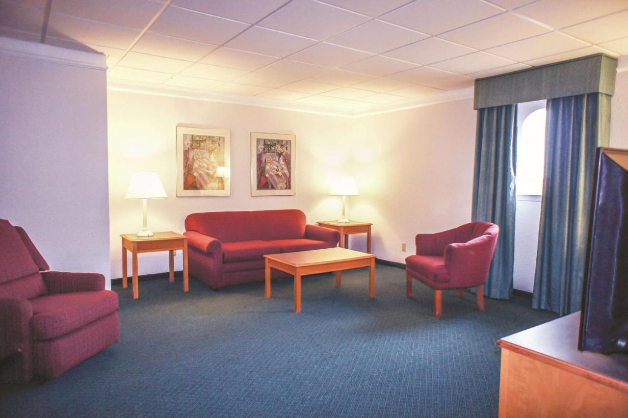 Deluxe Family Suite - Non-Smoking at La Quinta Inn by Wyndham Moline Airport