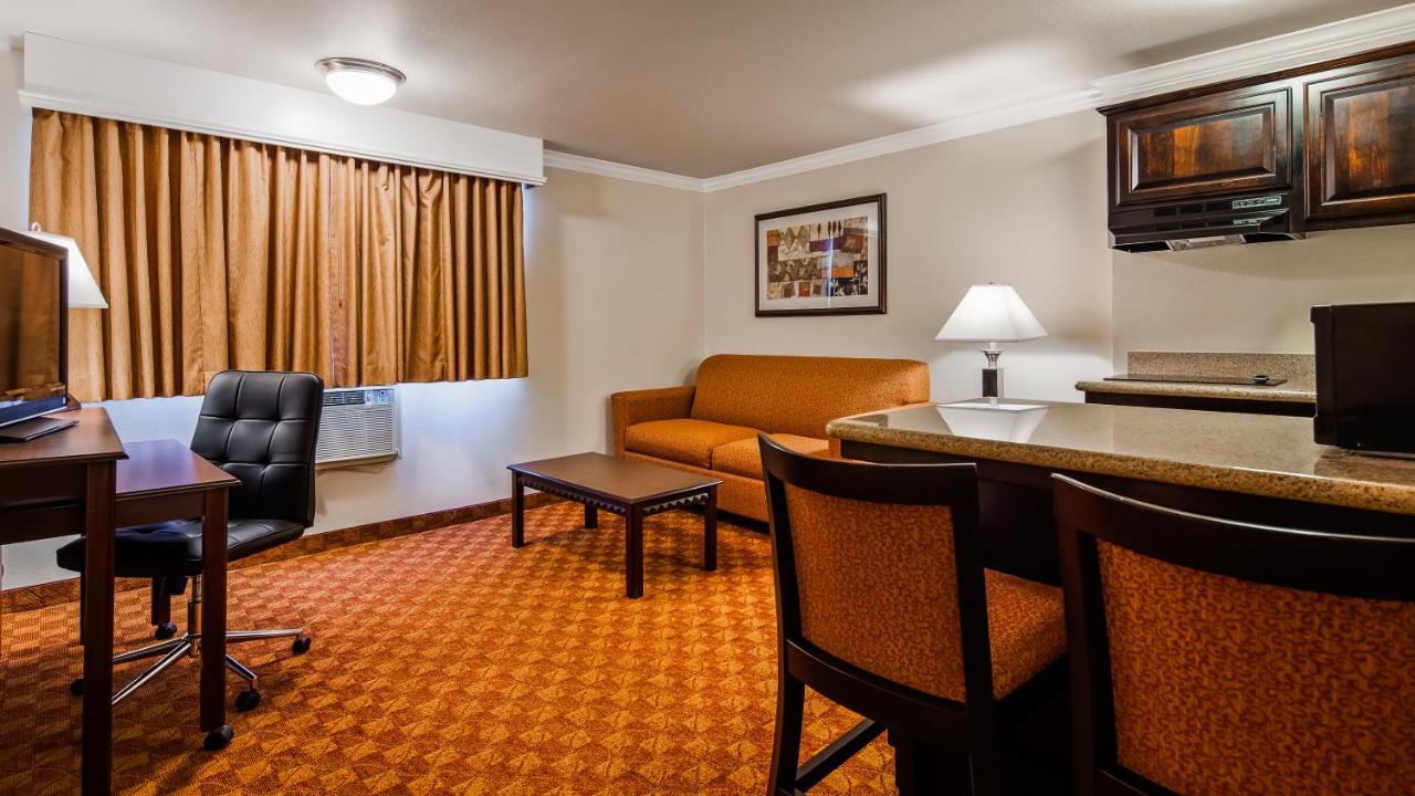 Queen Suite with Kitchenette at Lompoc Valley Inn and Suites