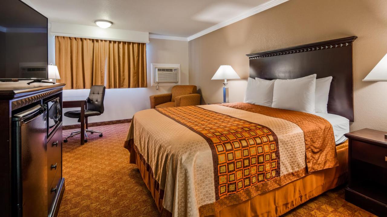 Queen Room with Roll-In Shower - Disability Access at Lompoc Valley Inn and Suites