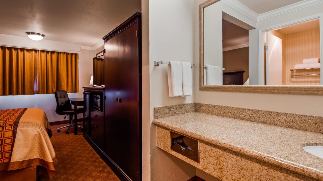 Queen Room - Non-Smoking at Lompoc Valley Inn and Suites