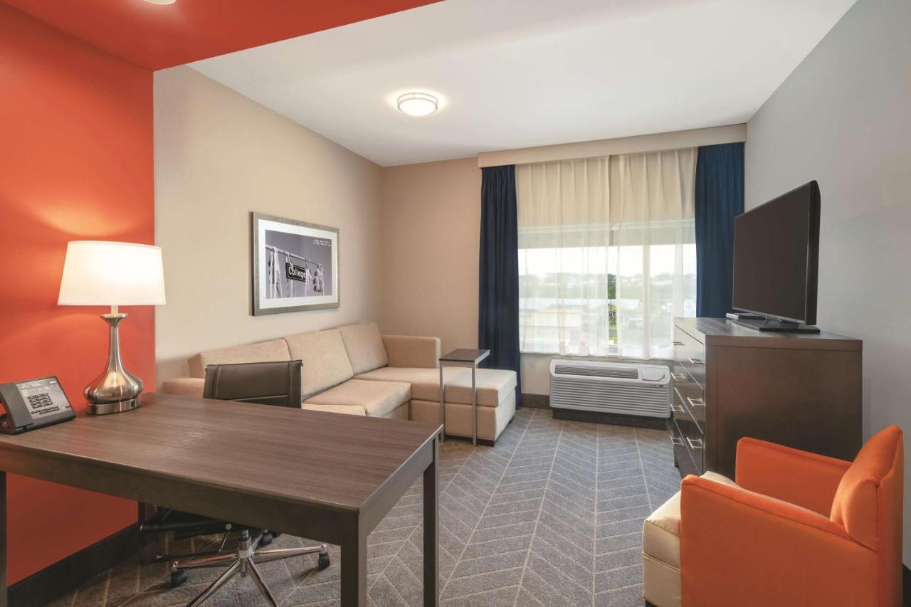 Deluxe King Room - Non-Smoking at La Quinta Inn & Suites by Wyndham Opelika Auburn