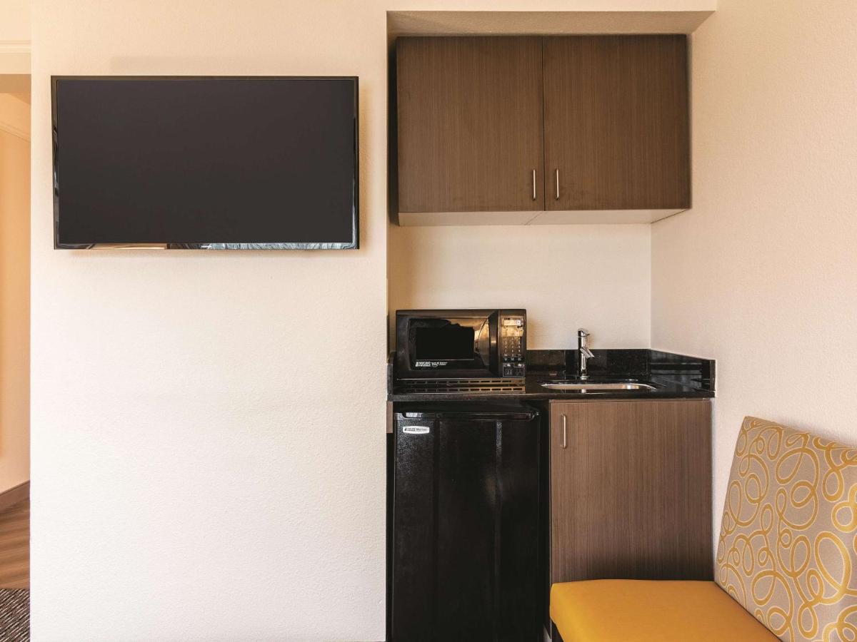 Deluxe King Suite at La Quinta Inn & Suites by Wyndham Shreveport Airport