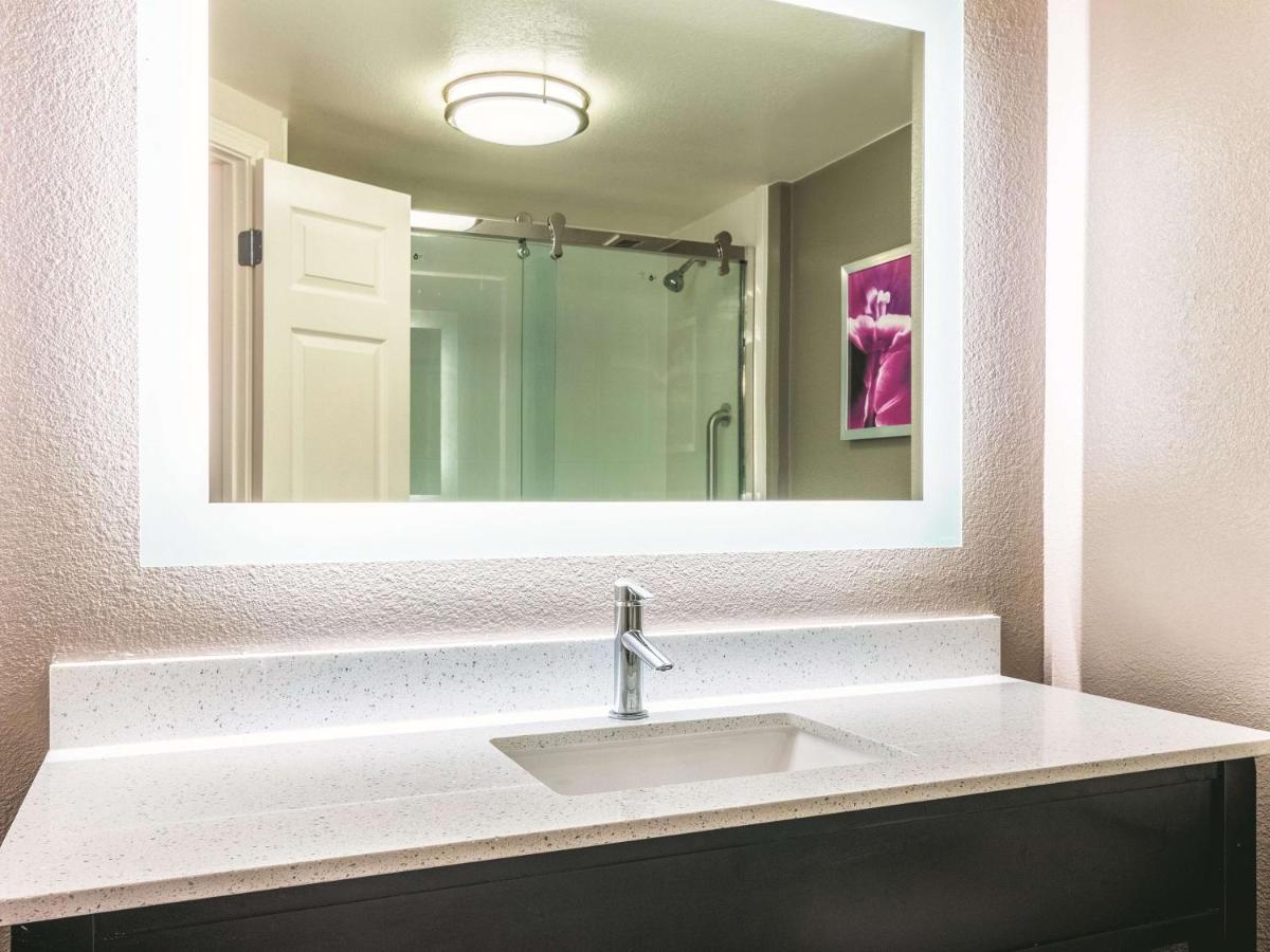 Deluxe King Suite at La Quinta Inn & Suites by Wyndham Shreveport Airport