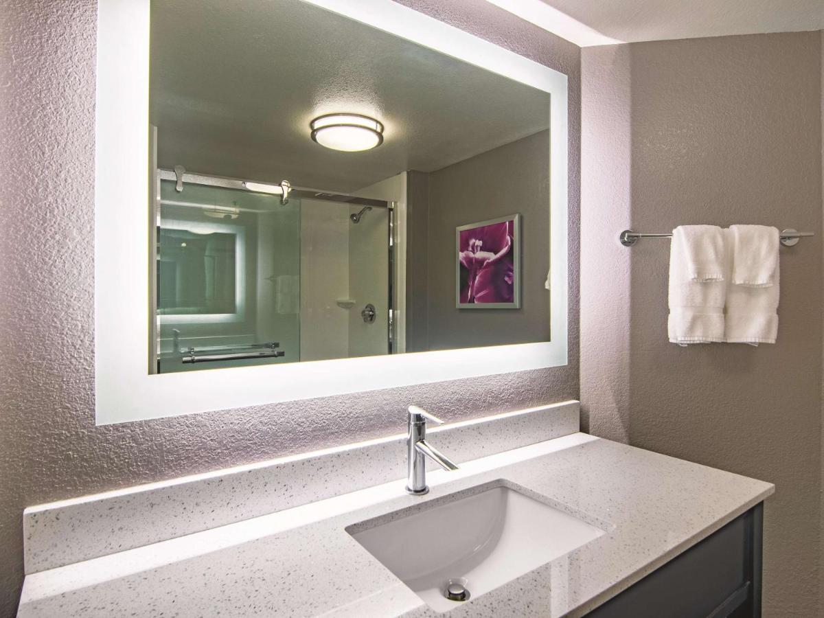 Deluxe King Room at La Quinta Inn & Suites by Wyndham Oklahoma City Norman
