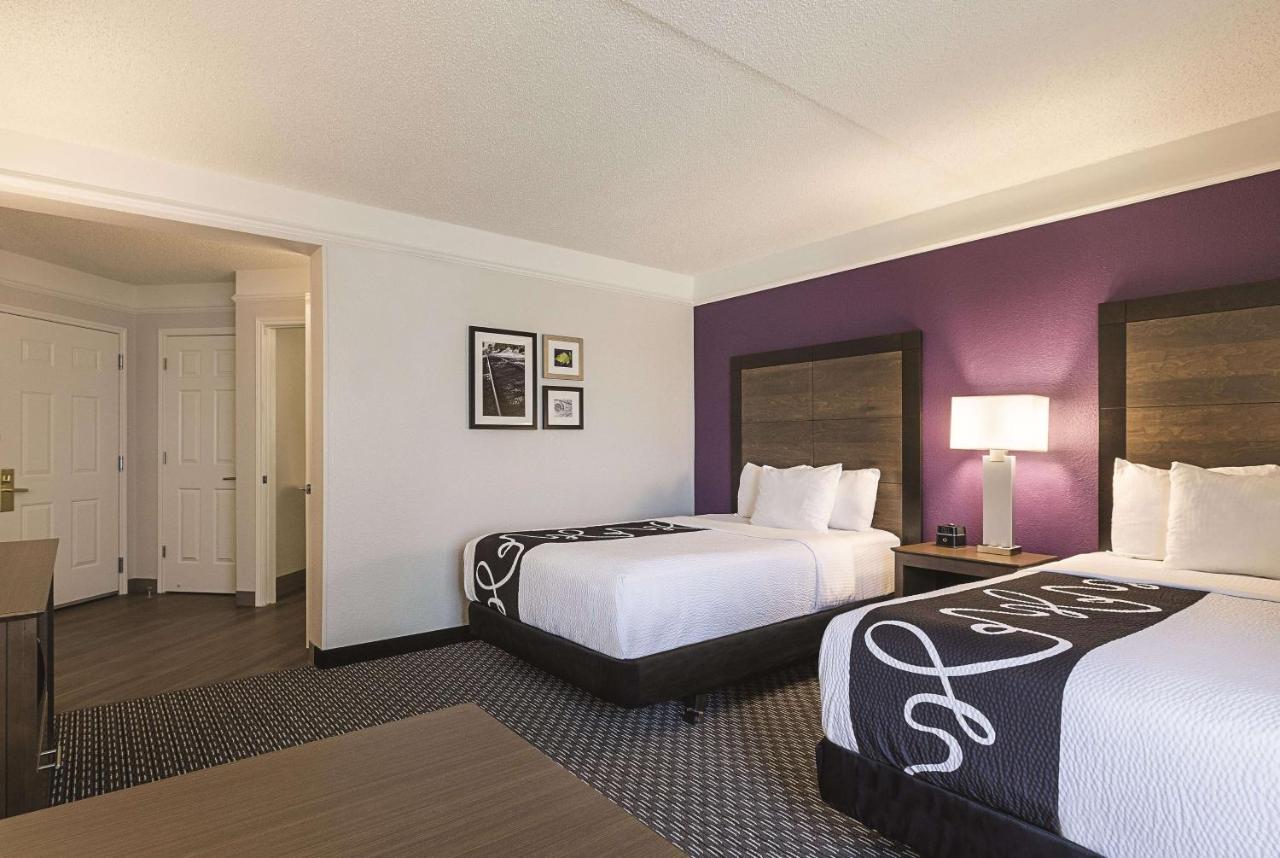 Double Room with Two Double Beds and Bath Tub - Mobility Accessible/Non-Smoking at La Quinta Inn & Suites by Wyndham Dallas Plano West
