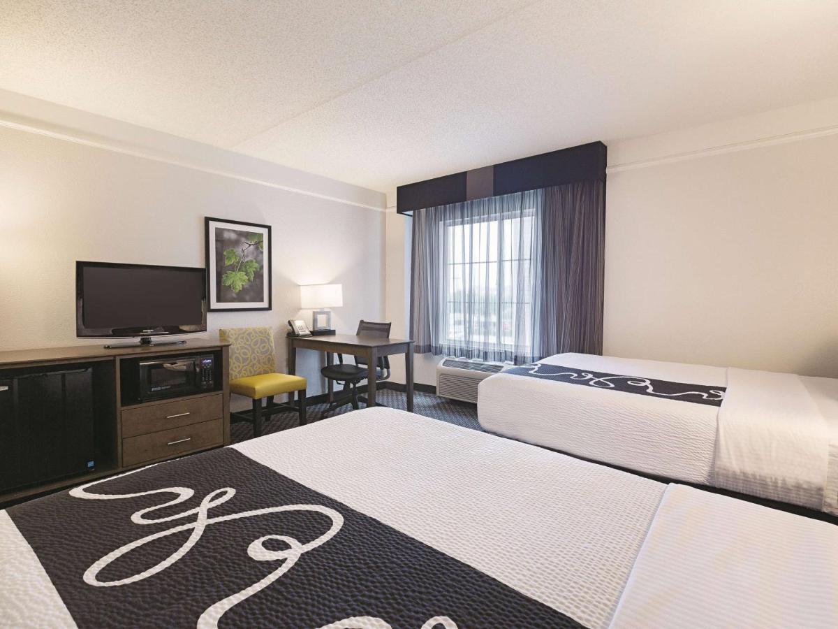 Double Room with Two Double Beds and Bath Tub - Mobility Accessible/Non-Smoking at La Quinta Inn & Suites by Wyndham Dallas Plano West