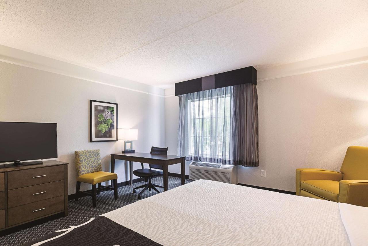 King Room at La Quinta Inn & Suites by Wyndham Dallas Plano West