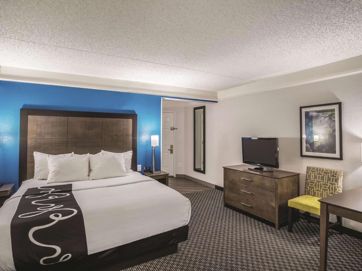 Executive King Room at La Quinta Inn & Suites by Wyndham Phoenix Chandler