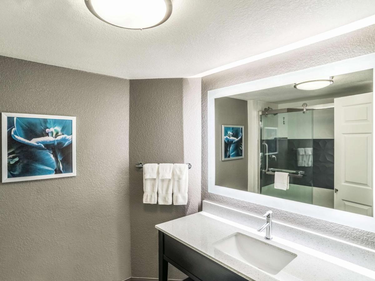 Executive King Room at La Quinta Inn & Suites by Wyndham Phoenix Chandler